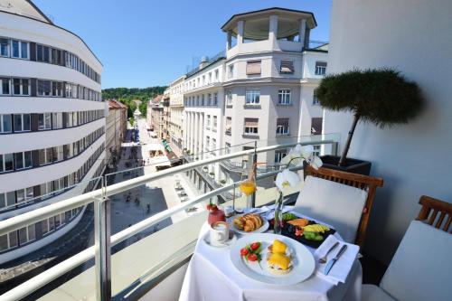 Corner Suite with Balcony image 4