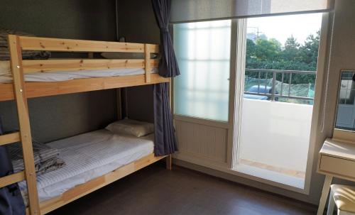 Blue Door Hostel Guesthouse Blue Door Hostel is perfectly located for both business and leisure guests in Sokcho-si. Offering a variety of facilities and services, the property provides all you need for a good nights sleep. Ser