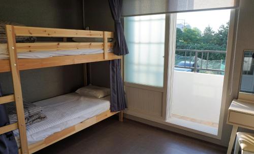 Blue Door Hostel Guesthouse - Photo 2