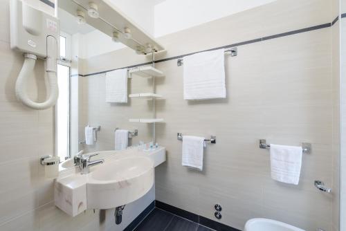 Double Room with Balcony image 2