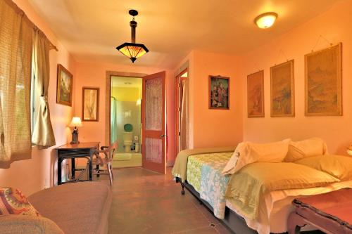 Puumoi Pink House and Sunrise Studio - image 9