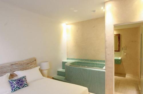 1 queen bed, 1 sofa bed