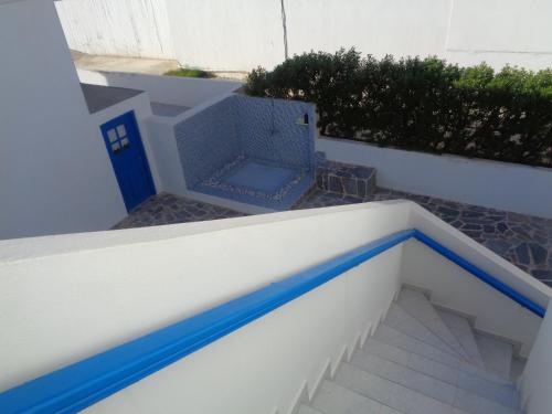 Blue and White Studios & Apartments - image 7