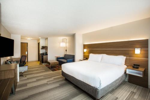 Holiday Inn Express Hotel & Suites Bellevue-Omaha Area an IHG Hotel - image 2