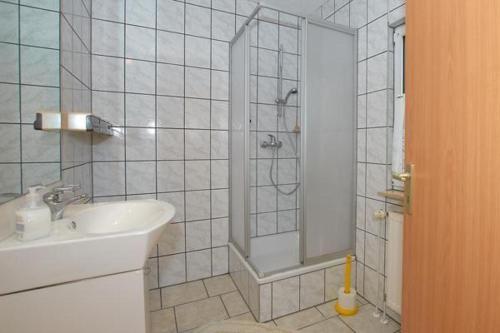 Sehr-guenstiger-Bungalow-fuer-2-Personen-1-Aufbettung-auf-Ruegen