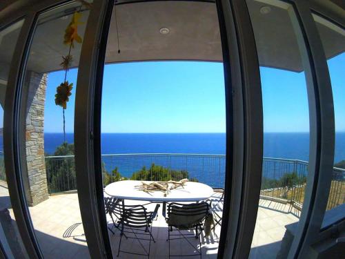  Villa Aegean Balcony in 15126 Akhladherí