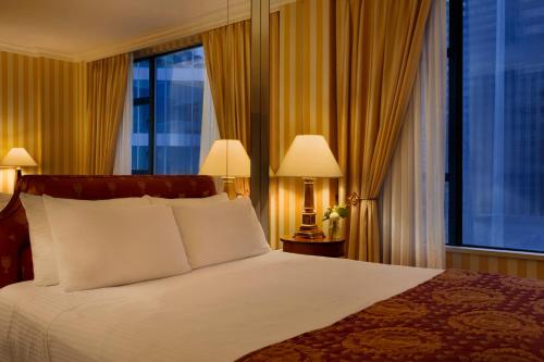 Premier One-Bedroom Queen Suite (with Sofa Bed)