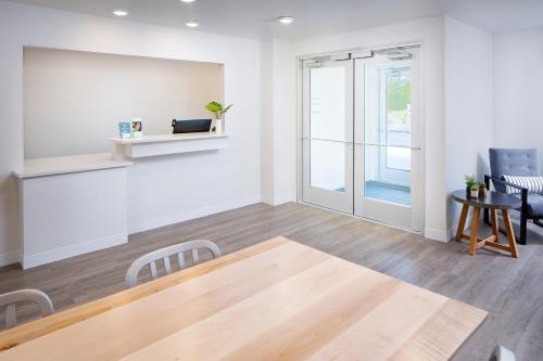 大堂, 伍德斯普林套房酒店 - 西雅圖埃弗里特 (WoodSpring Suites Seattle Everett) in 埃弗里特(WA)