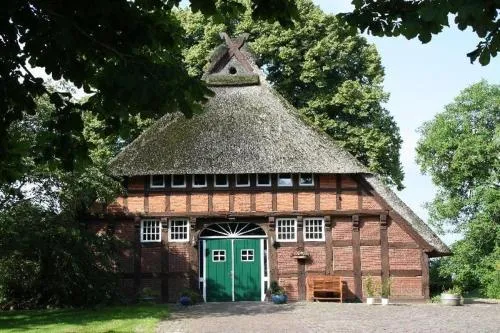 Bauernhaus am Fluss in Berne, Deutschland