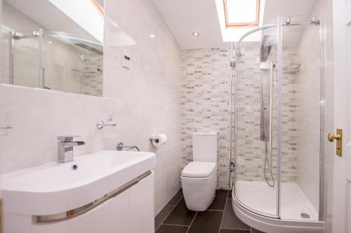 The Boulevard - Stunning 3 Bedroom Apartment With Free Parking