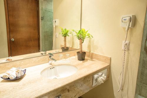 Hotel Los Itzaes Hotel Los Itzaes is conveniently located in the popular Playa del Carmen area. The hotel offers a wide range of amenities and perks to ensure you have a great time. Free Wi-Fi in all rooms, 24-hour fr