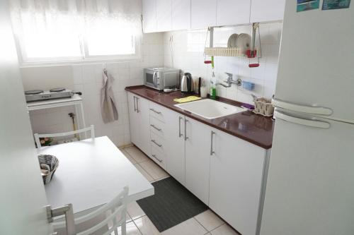 Kitchen, Dead Sea Yehuda Apartments in Avishur