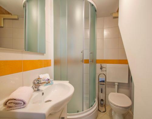 ห้องน้ำ, Karla Apartment in ลาบิน