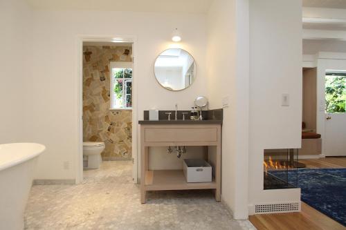 The Vagabond's House Boutique Inn - 화장실
