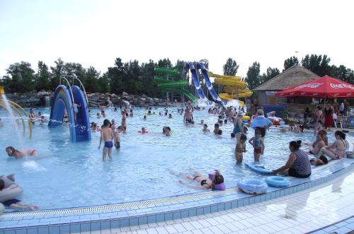 สวนน้ำ, Radek Vendégház és Apartman (Radek Vendeghaz es Apartman) in ฮาลาสซี