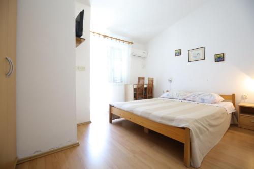 Apartment and rooms Roko