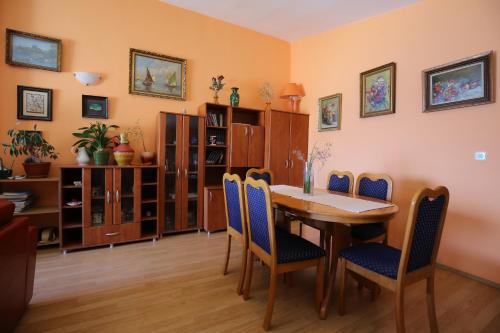 Apartment and rooms Roko