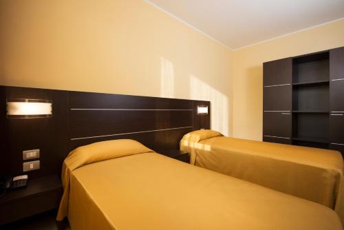 2 twin beds