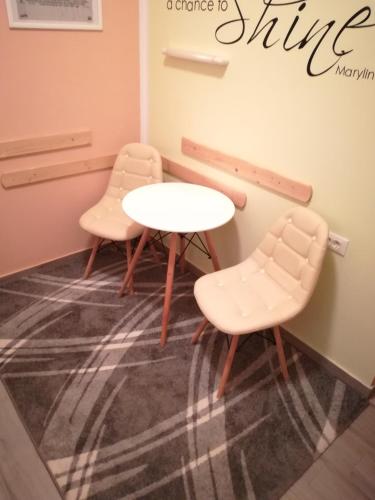 Cinema House Single & Double Rooms & Studio Apartments in พูลา