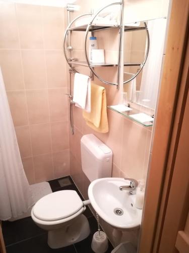 Cinema House Single & Double Rooms & Studio Apartments in พูลา