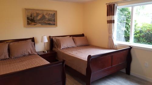 Deluxe Queen Room with Private Bathroom