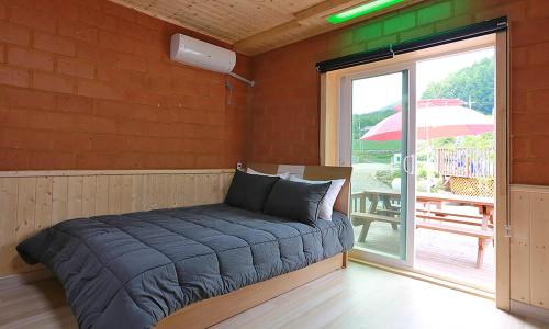 Rainbow Hwangto Pension Ideally located in the Bongpyeong-myeon area, Rainbow Hwangto Pension promises a relaxing and wonderful visit. The property features a wide range of facilities to make your stay a pleasant experience.