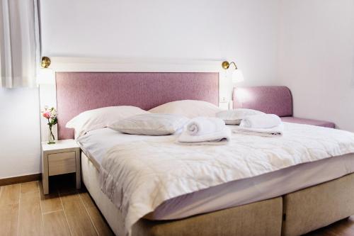 1 queen bed, 1 sofa bed