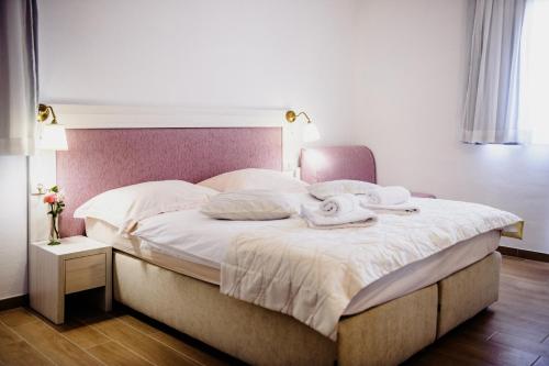 2 bedrooms, 4 beds