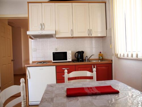 One-Bedroom Apartment image 3
