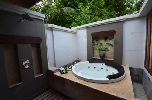 Bathroom, Maehaad Bay Resort in Ko Pha-ngan