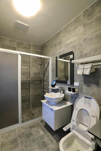 The Riverview Retreats