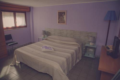 1 queen bed, 2 twin beds