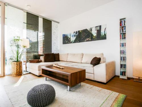 Apartment pool and lakeApartment pool and lake图片