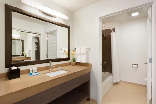 One-Bedroom King Suite image 5