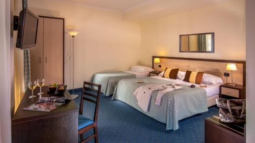 1 queen bed, 1 twin bed