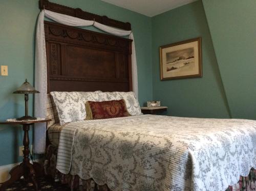 Queen Room with Private Bathroom