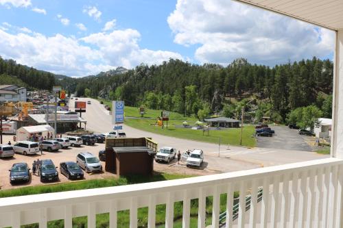 Roosevelt Inn Mount Rushmore - image 2