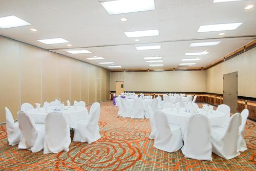 Ramada Plaza by Wyndham Gillette Conference Center - image 2