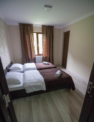 2 twin beds