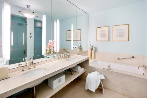 The Ivy Hotel Located in Baltimore Suburbs, The Ivy Hotel is a perfect starting point from which to explore Baltimore (MD). The hotel offers a wide range of amenities and perks to ensure you have a great time. Take