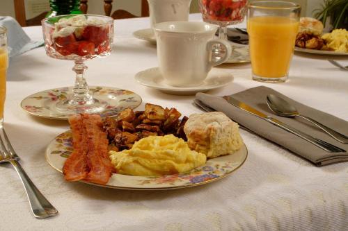 Seven Oaks Inn Bed and Breakfast - image 2