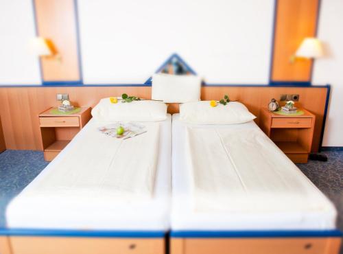 1 queen bed, 1 sofa bed