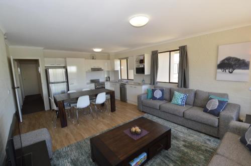 Mountain View, Kirwan 40