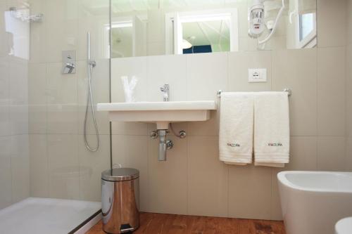 Double Room with Balcony image 9