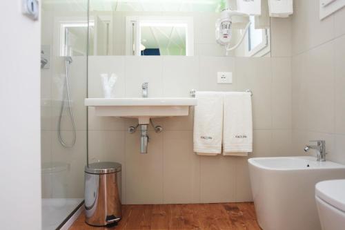 Double Room with Balcony image 10
