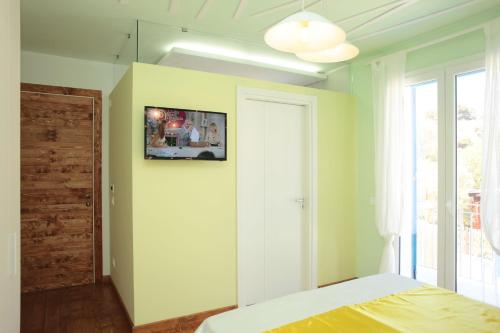 Double Room with Balcony image 7