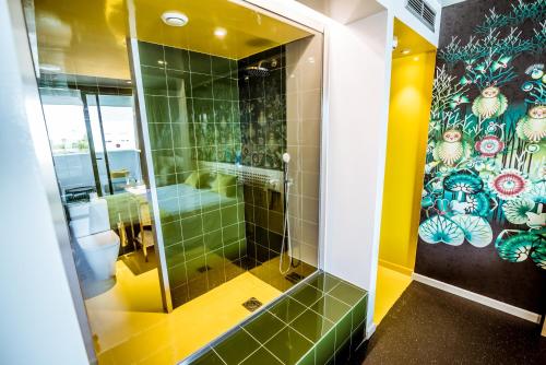 Amistat Island Hostel Ibiza Room Type - Pool-View Deluxe Double Ensuite Room
