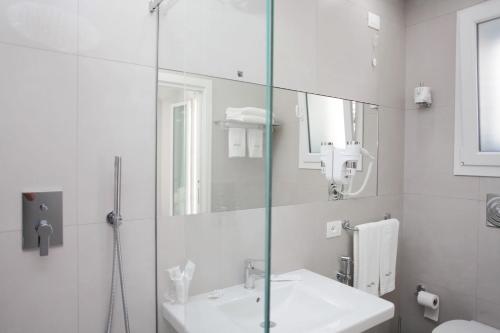 Deluxe Double Room image 3