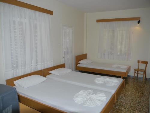 3 twin beds