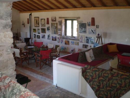  Arachovitika Kalivia in Karyes